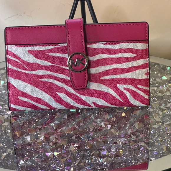 NWT - Michael Kors Greenwich Medium Zebra Snap Wallet. Retail $258.00 - Picture 1 of 4